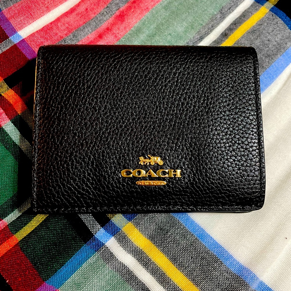 Donating in 1 month Feb 7th if it doesn’t sell. Like new Coach Small Snap Wallet